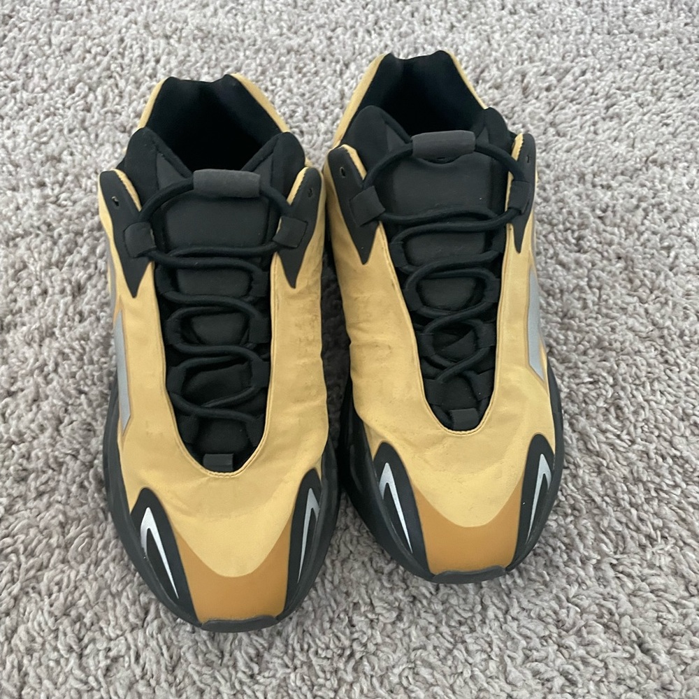 Yeezys Boost 700 MNVN Honey Flux